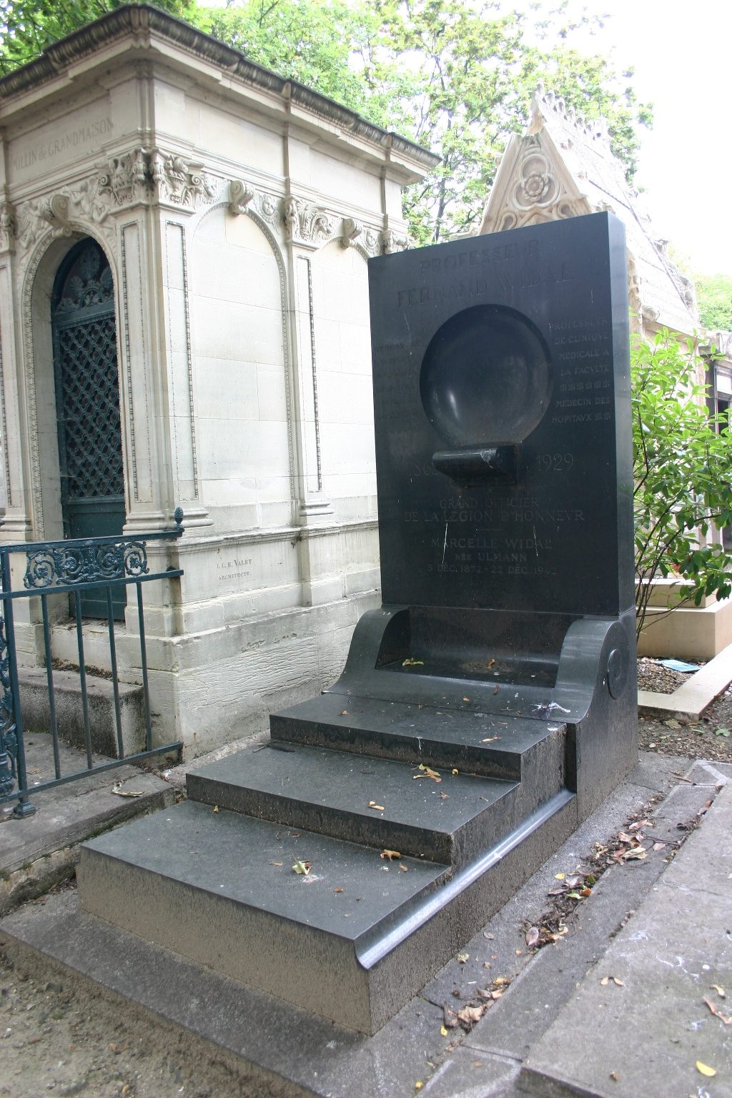 Fernand Widal's tomb, Montmartre Cemetery, Paris - 02.JPG